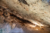 <center>Grotte aux Palmiers</center>La grotte a des dimensions modestes ; elle mesure 20 m de long et 10 m de large. Le plafond est entièrement constitué d'une dalle de tuf d'une épaisseur de 3 m. Elle s'avance sous les fondations du château et se termine sous sa cour.